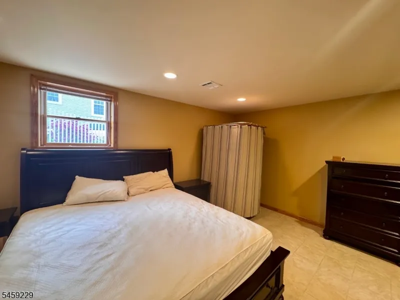 748 6Th St Lyndhurst, NJ 07071