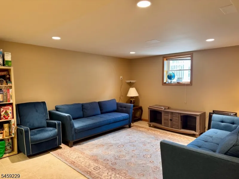 748 6Th St Lyndhurst, NJ 07071