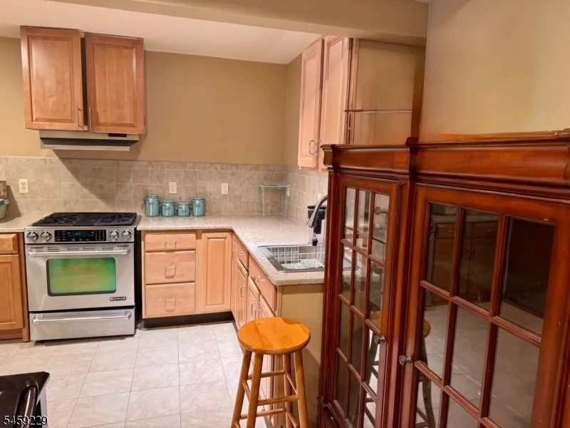 748 6Th St Lyndhurst, NJ 07071