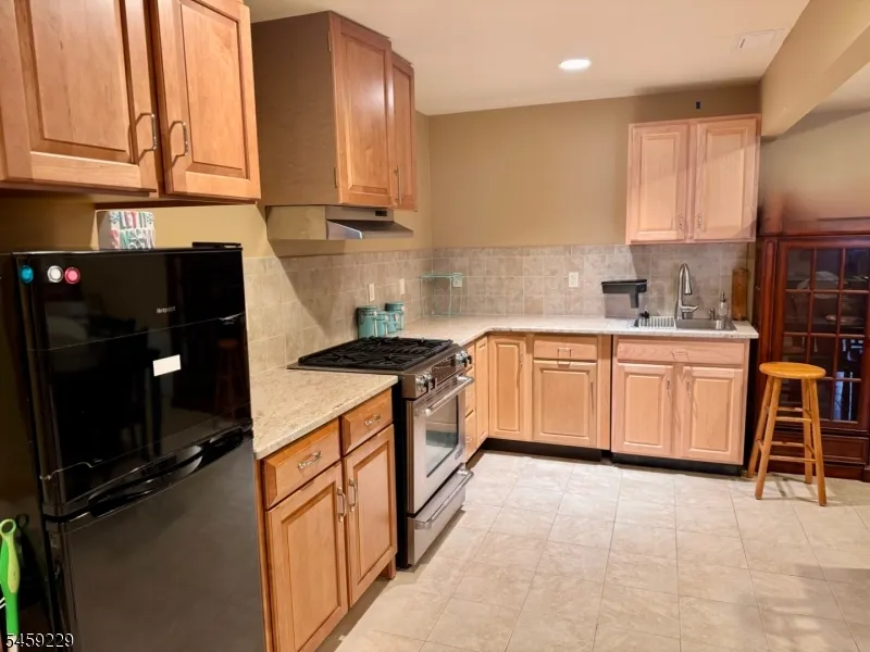 748 6Th St Lyndhurst, NJ 07071