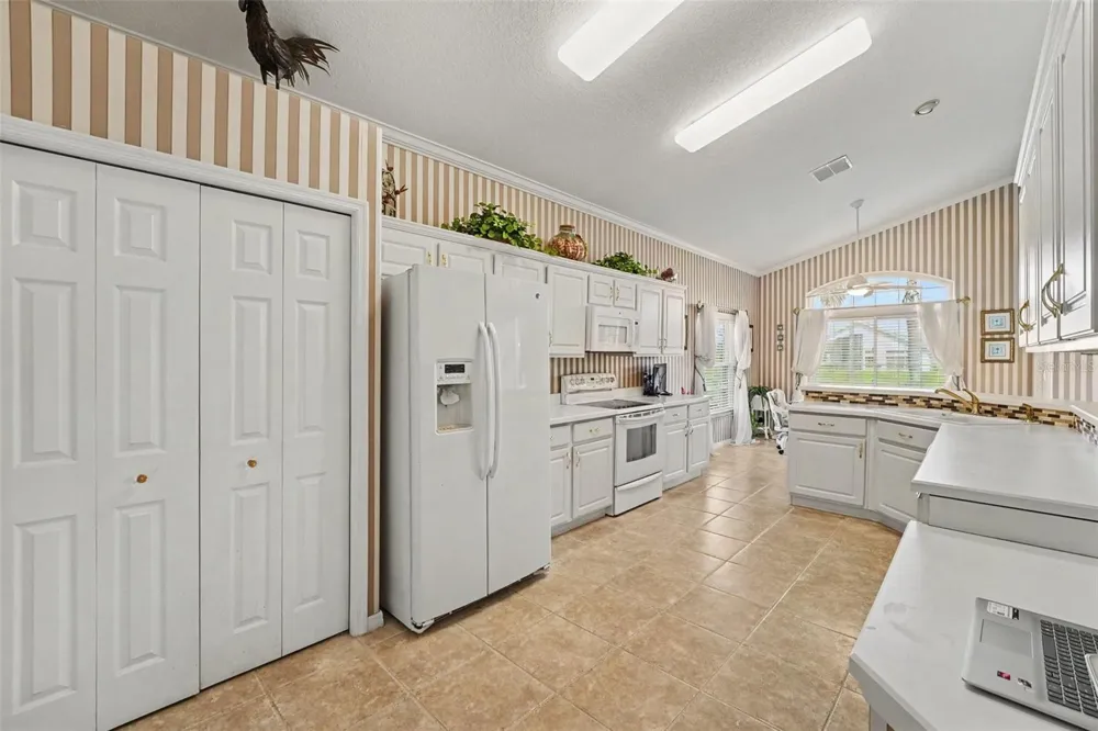 302 HIGH VISTA DRIVE Davenport, FL 33837