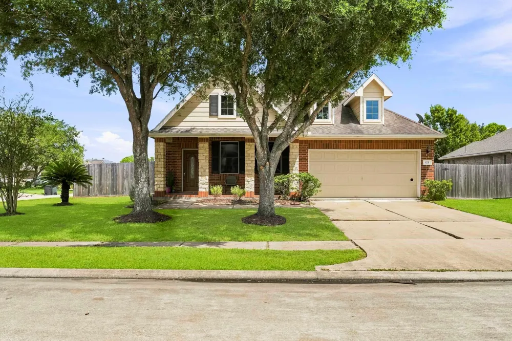 125 Avery Springs Lane Dickinson, TX 77539