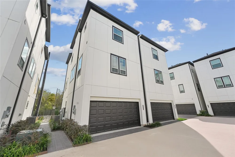 2704 Grand Fountains Drive #E Houston, TX 77054