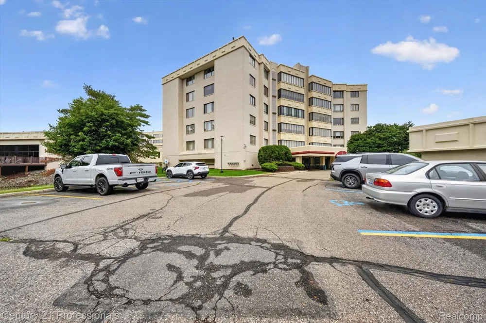 43000 12 OAKS CRESCENT DRIVE #4022 Novi City, MI 48377