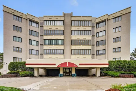 43000 12 OAKS CRESCENT DRIVE #4022