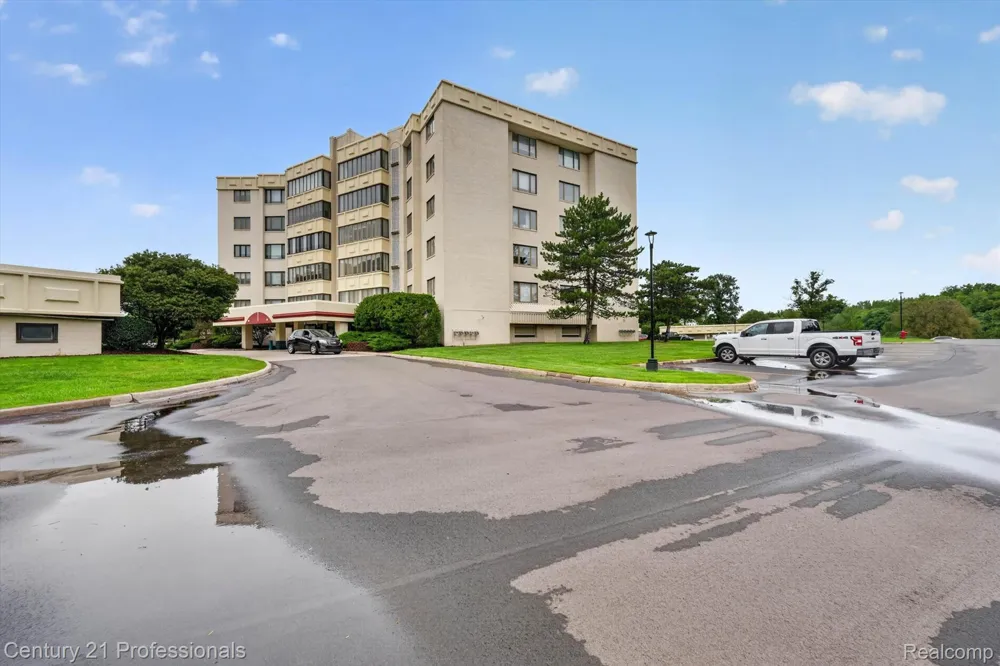43000 12 OAKS CRESCENT DRIVE #4022 Novi City, MI 48377