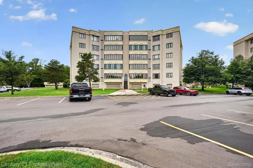 43000 12 OAKS CRESCENT DRIVE #4022 Novi City, MI 48377