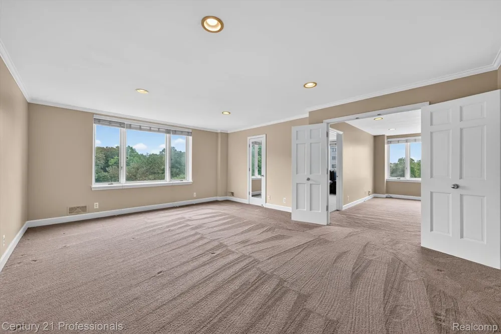 43000 12 OAKS CRESCENT DRIVE #4022 Novi City, MI 48377