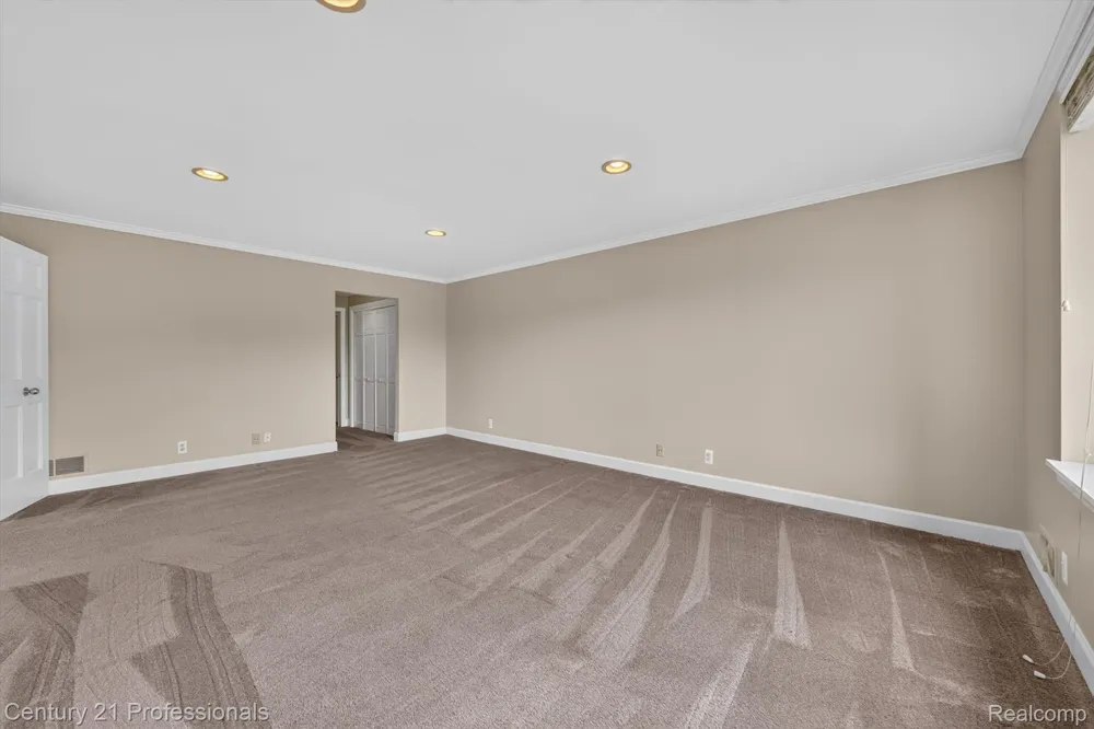 43000 12 OAKS CRESCENT DRIVE #4022 Novi City, MI 48377