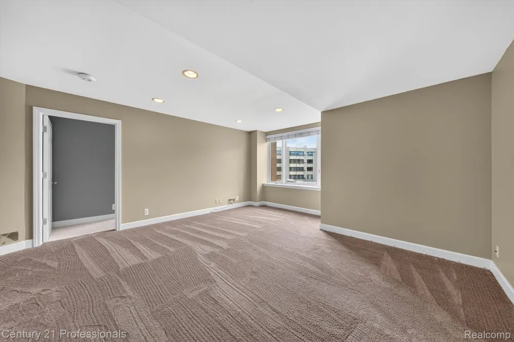 43000 12 OAKS CRESCENT DRIVE #4022 Novi City, MI 48377