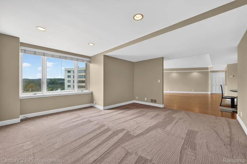 43000 12 OAKS CRESCENT DRIVE #4022 Novi City, MI 48377