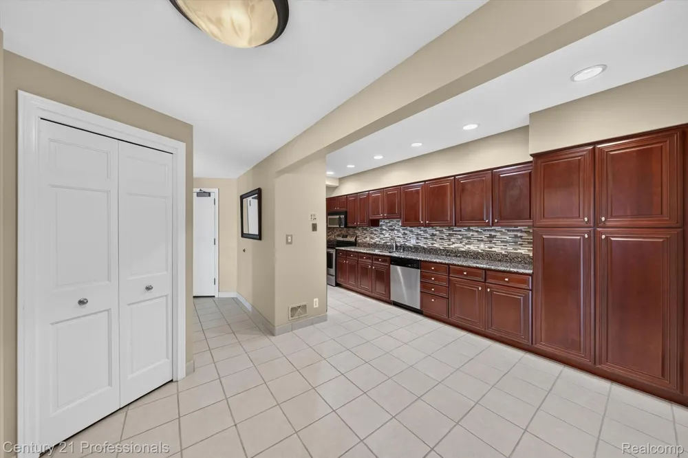 43000 12 OAKS CRESCENT DRIVE #4022 Novi City, MI 48377
