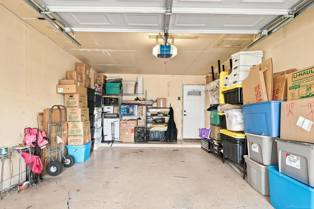 11819 Meadow Lane Drive Warren City, MI 48093