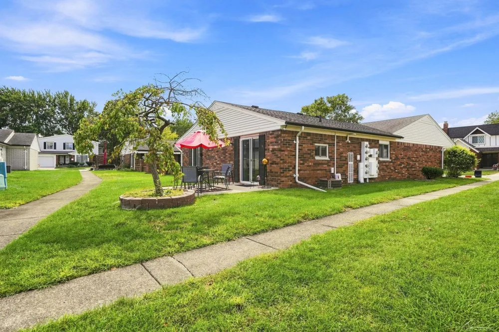 11819 Meadow Lane Drive Warren City, MI 48093