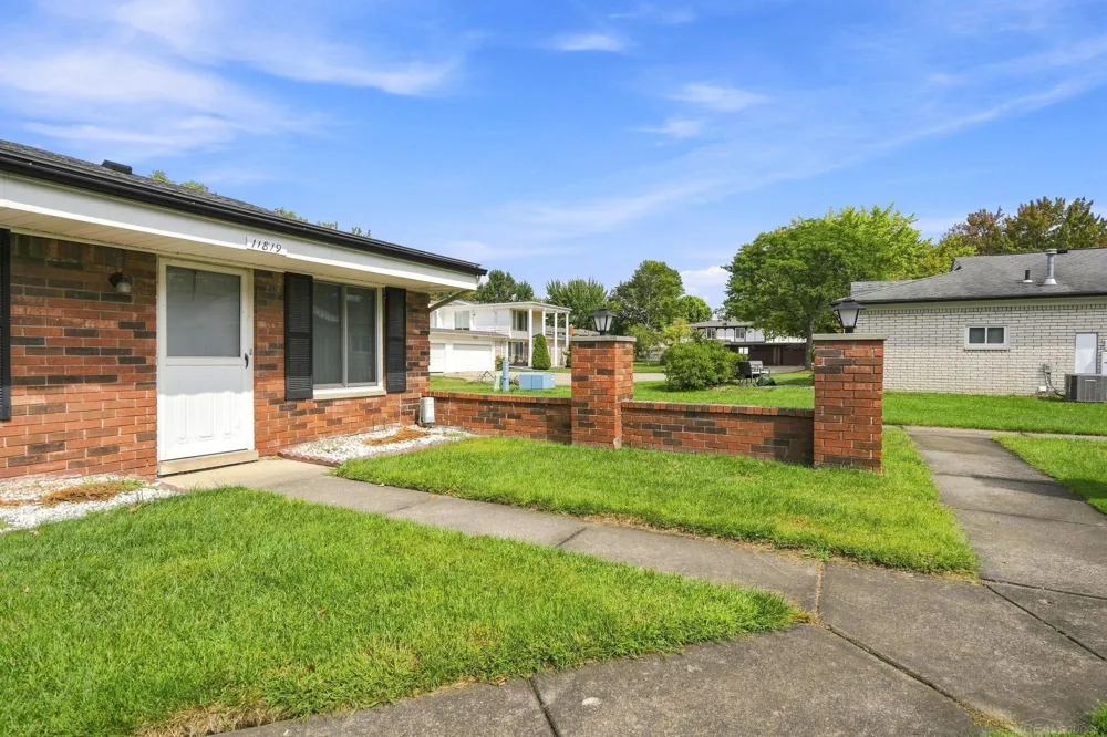 11819 Meadow Lane Drive Warren City, MI 48093