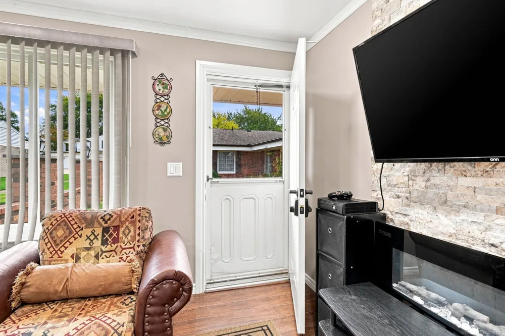 11819 Meadow Lane Drive Warren City, MI 48093