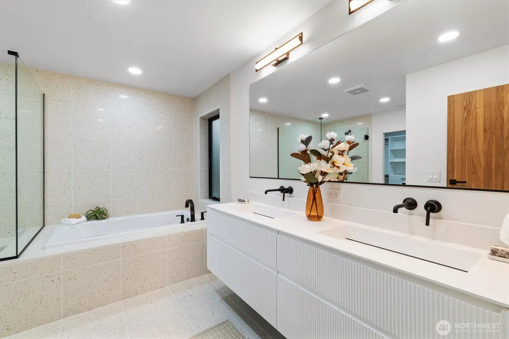 10733 17th Avenue NE Seattle, WA 98125
