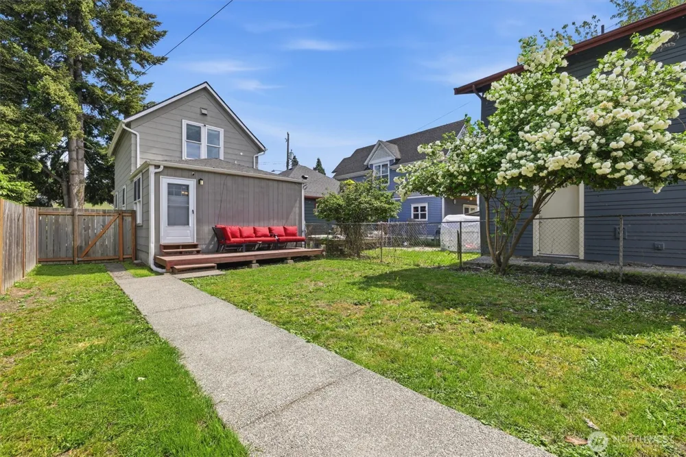 6211 Carleton Avenue S Seattle, WA 98108