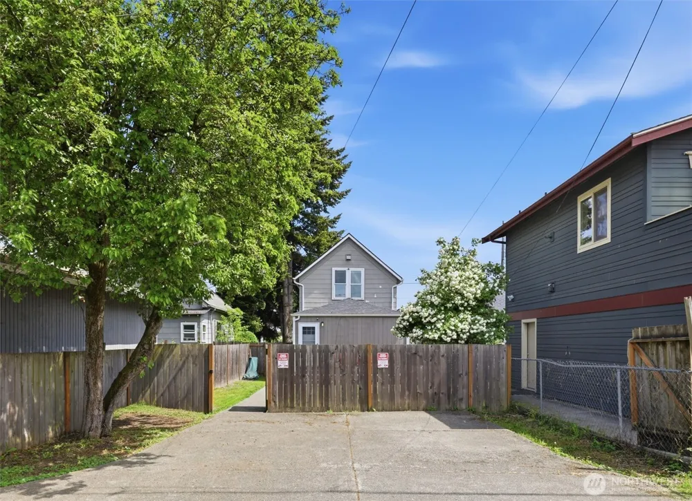 6211 Carleton Avenue S Seattle, WA 98108