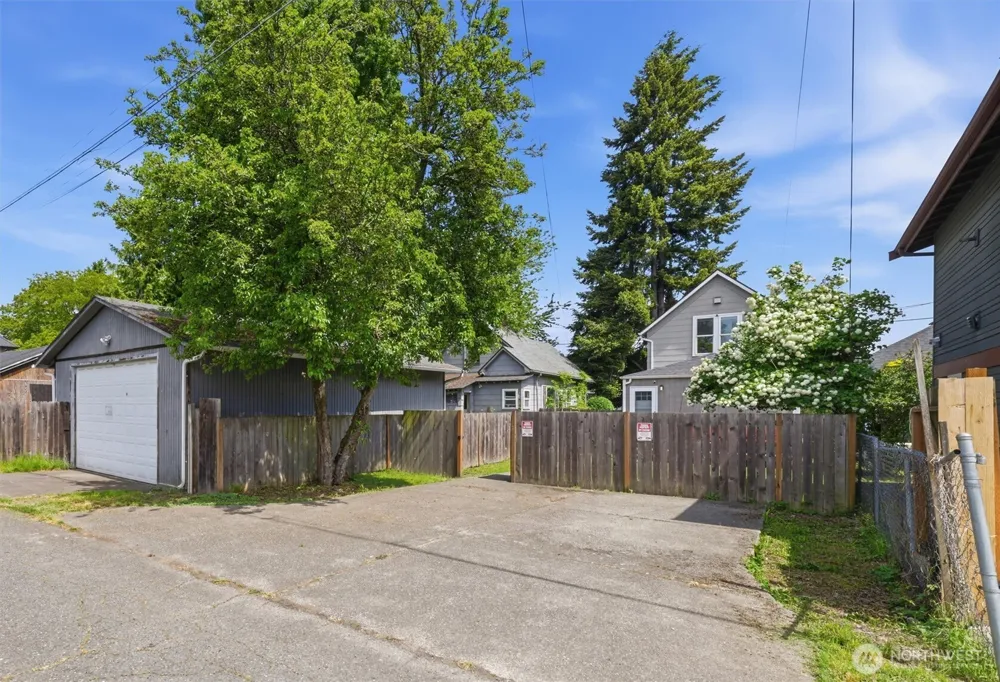 6211 Carleton Avenue S Seattle, WA 98108