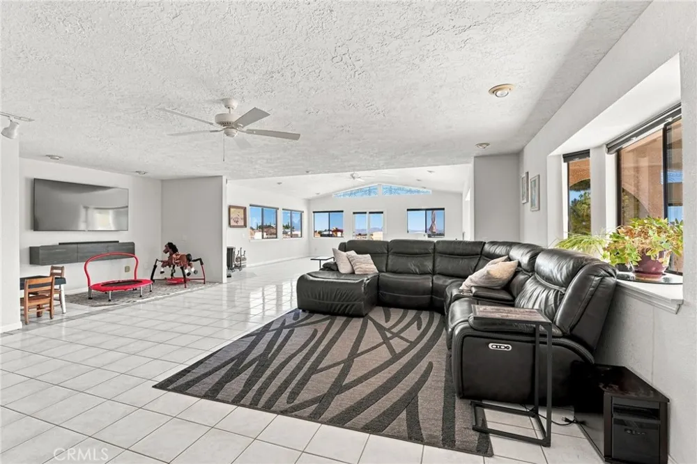 8384 Highland Court Oak Hills, CA 92344