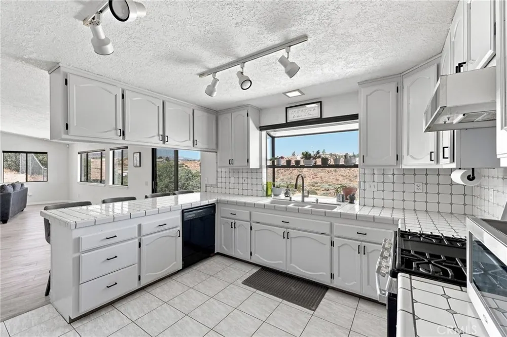 8384 Highland Court Oak Hills, CA 92344