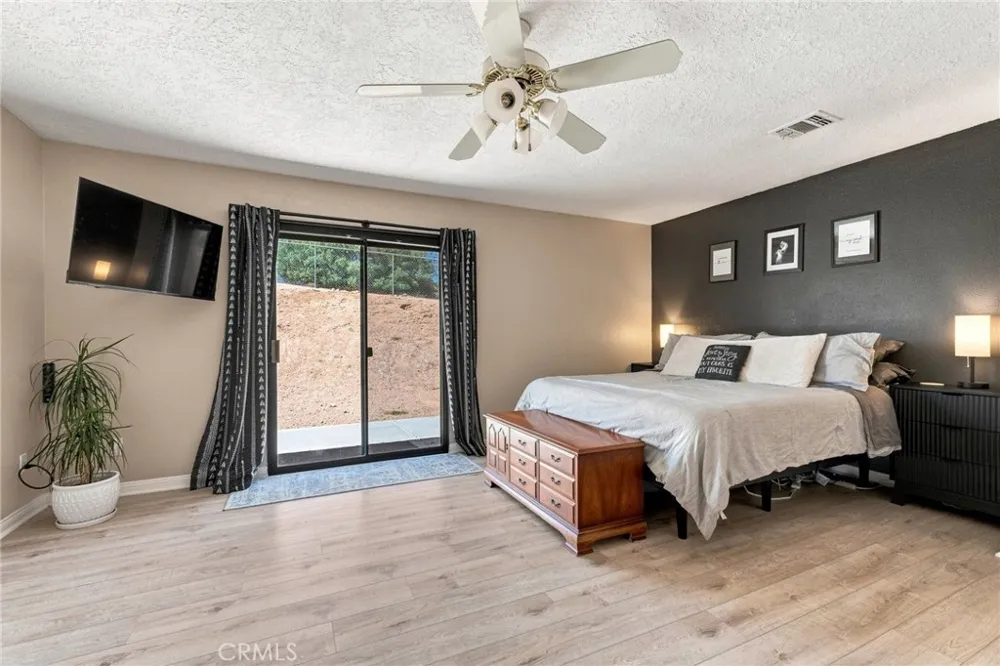 8384 Highland Court Oak Hills, CA 92344
