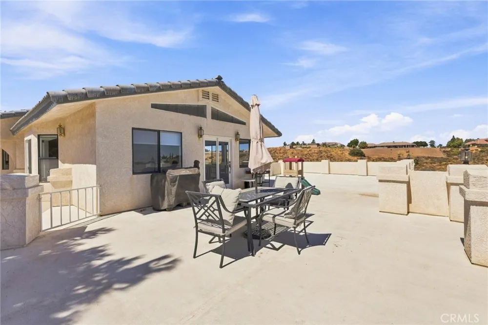 8384 Highland Court Oak Hills, CA 92344
