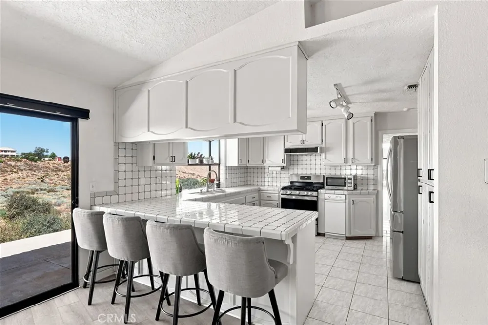 8384 Highland Court Oak Hills, CA 92344