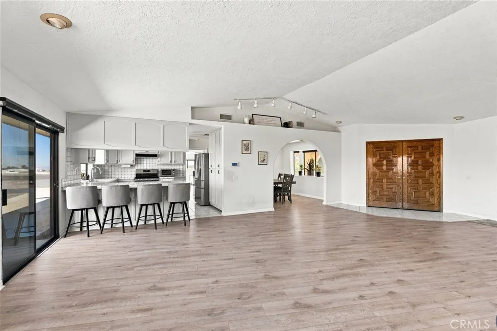 8384 Highland Court Oak Hills, CA 92344