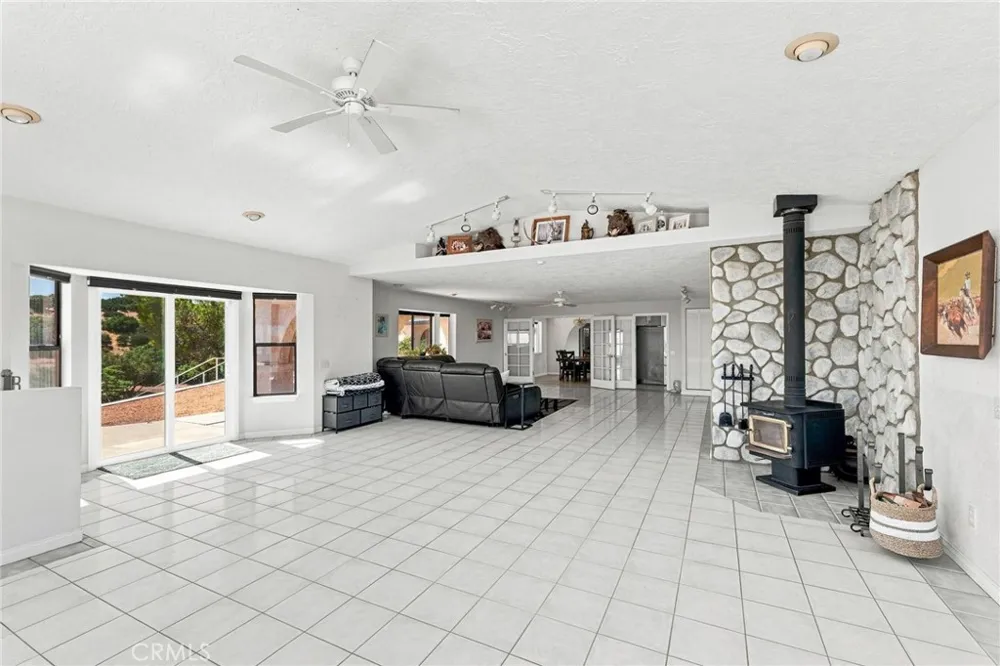 8384 Highland Court Oak Hills, CA 92344