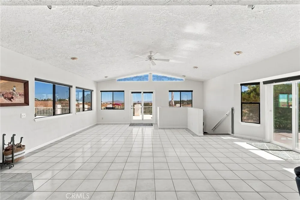 8384 Highland Court Oak Hills, CA 92344