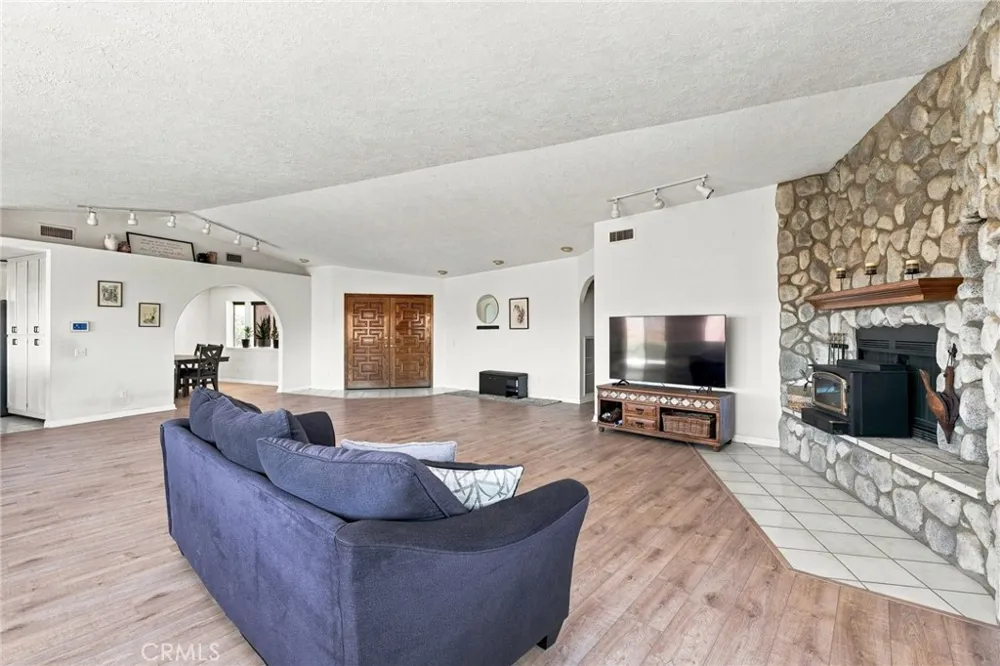 8384 Highland Court Oak Hills, CA 92344
