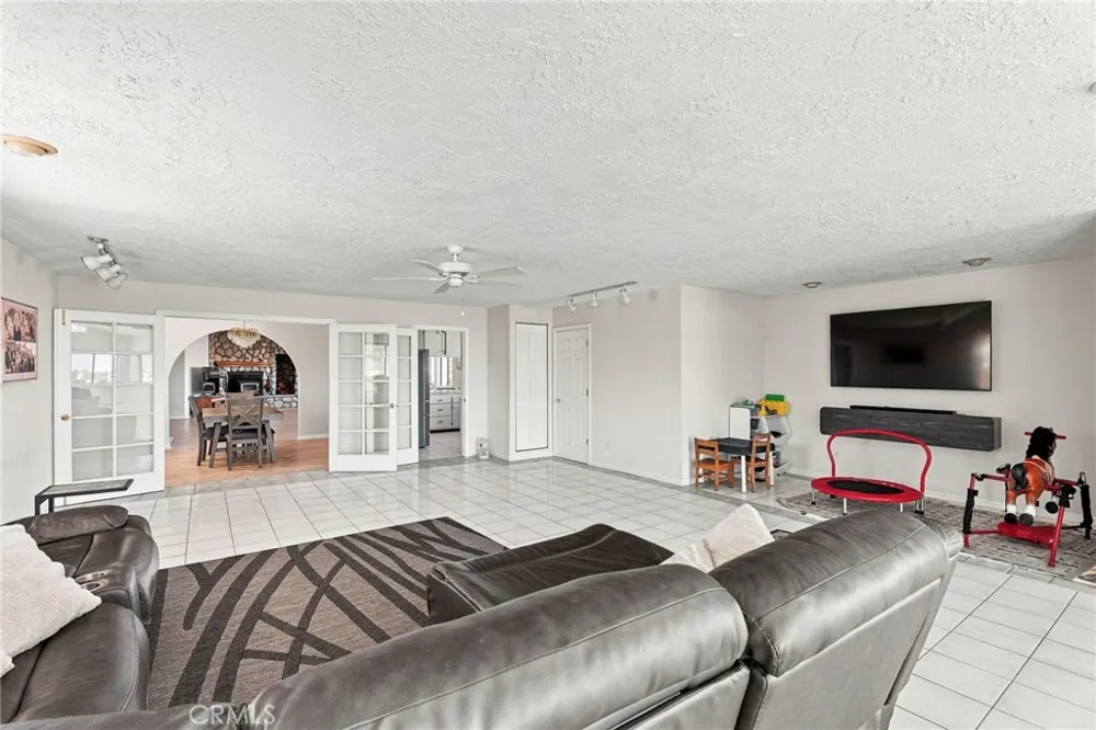 8384 Highland Court Oak Hills, CA 92344