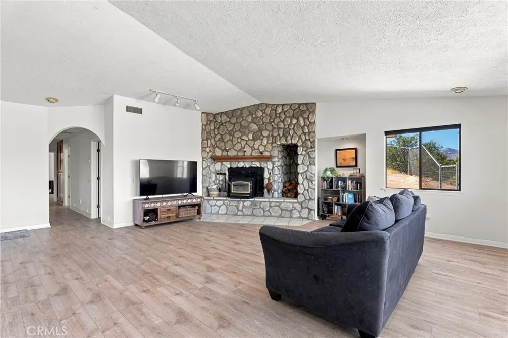 8384 Highland Court Oak Hills, CA 92344