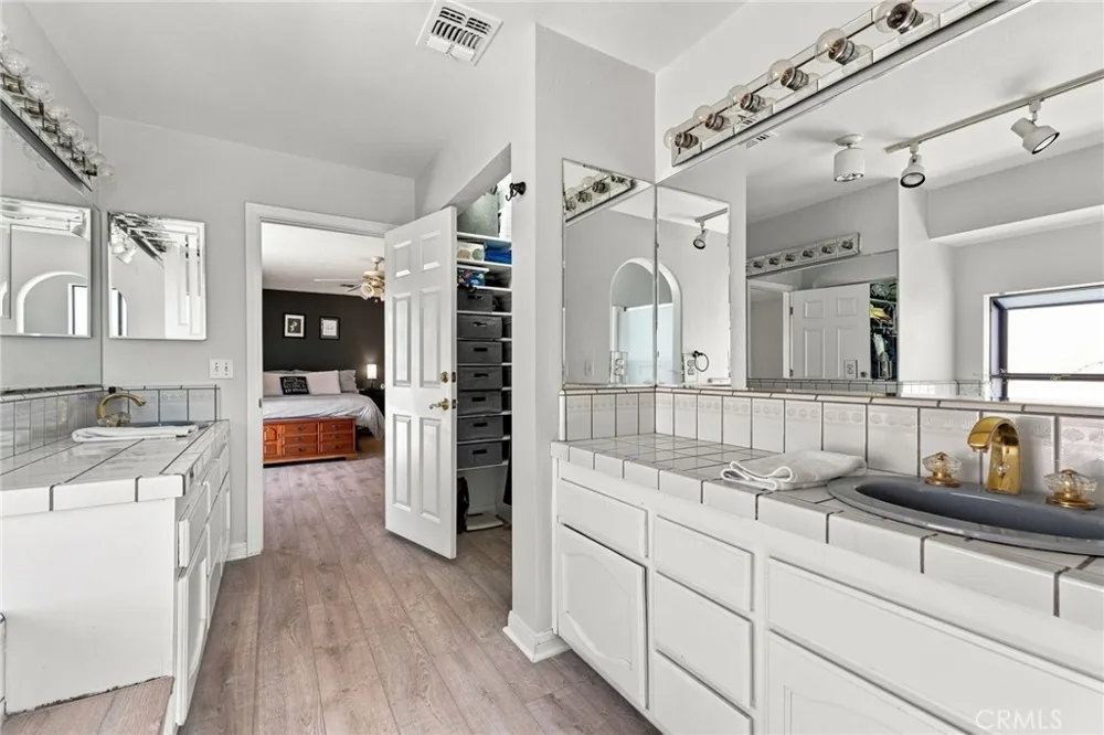 8384 Highland Court Oak Hills, CA 92344