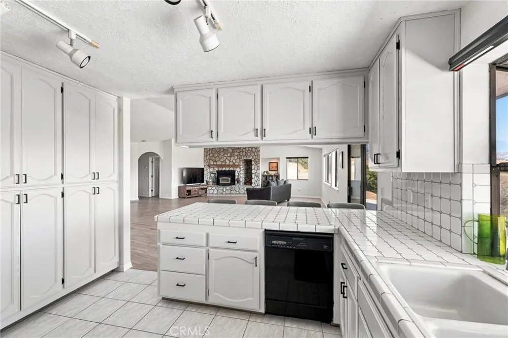8384 Highland Court Oak Hills, CA 92344