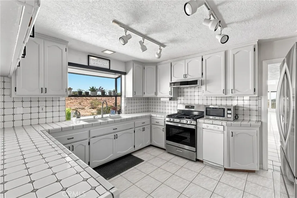 8384 Highland Court Oak Hills, CA 92344