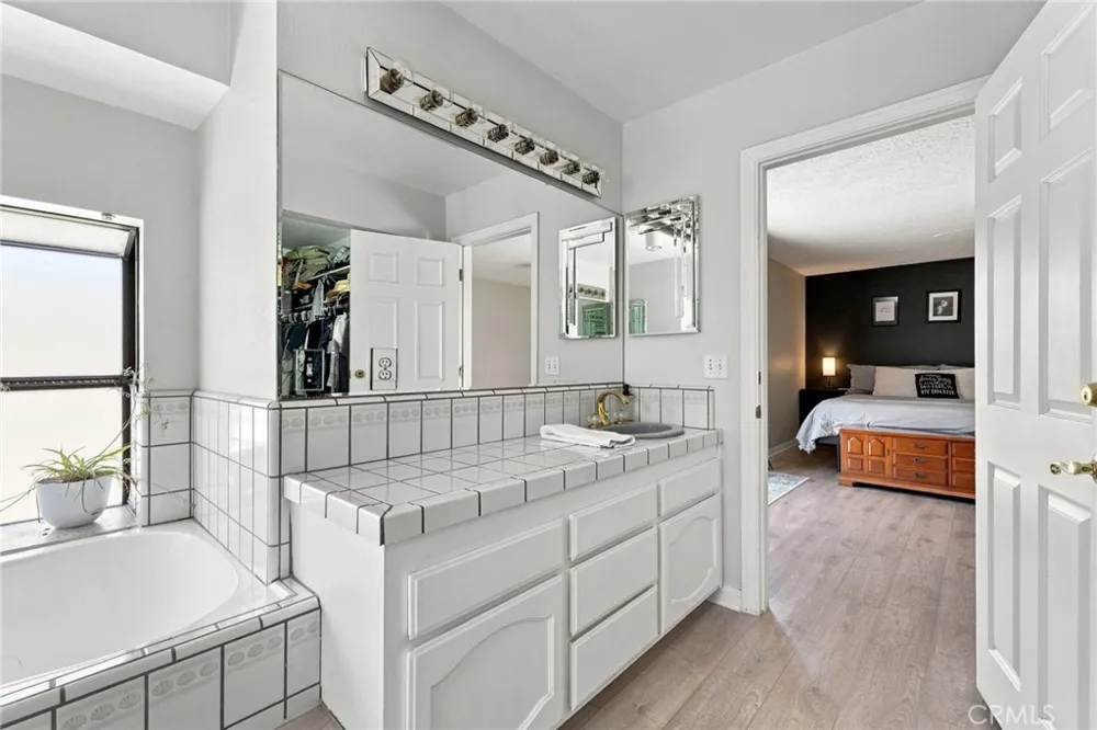 8384 Highland Court Oak Hills, CA 92344
