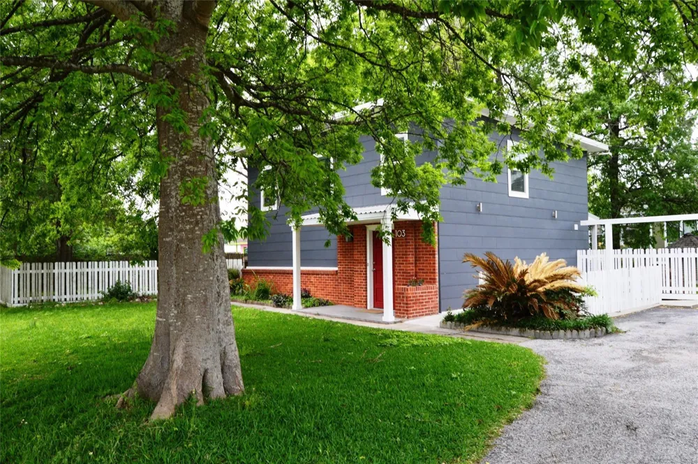 103 Elizabeth Street Cleveland, TX 77327