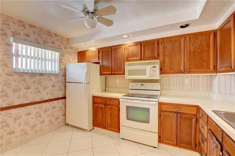 8735 RAMBLEWOOD DRIVE #212 Coral Springs, FL 33071