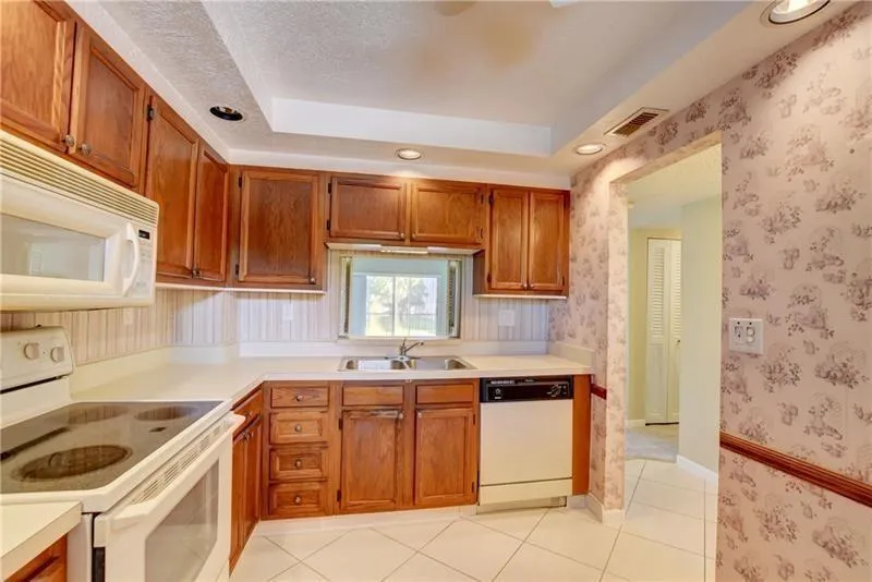 8735 RAMBLEWOOD DRIVE #212 Coral Springs, FL 33071