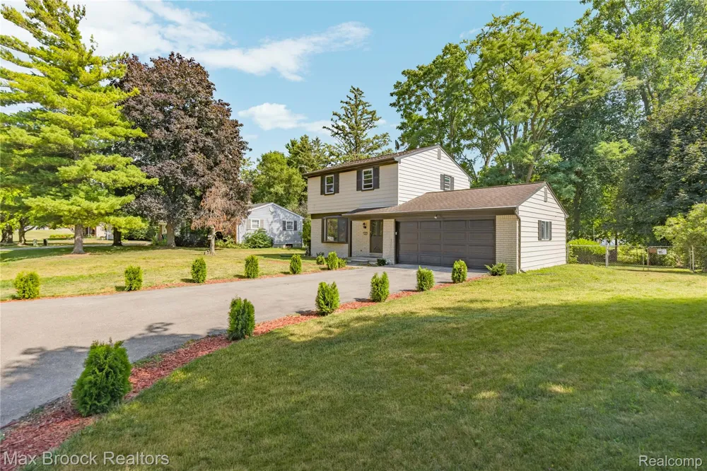 1874 Hopkins Drive Wixom City, MI 48393