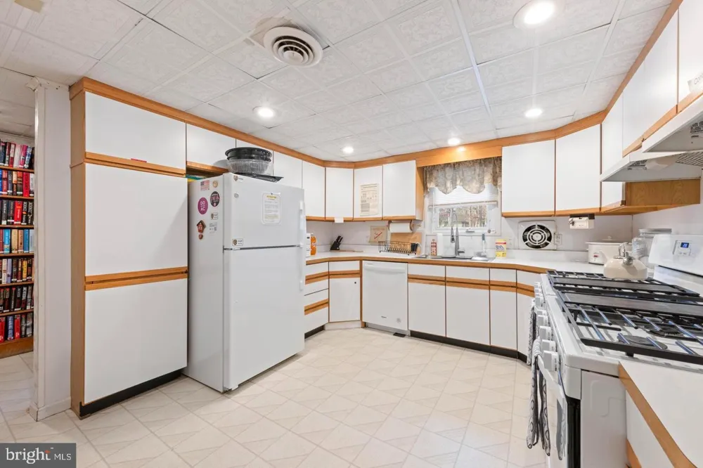 2 ACORN ROAD Manahawkin, NJ 08050