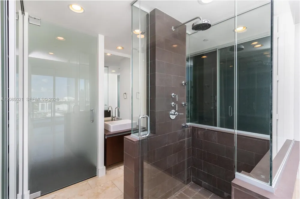 1040 Biscayne Blvd #1806 Miami, FL 33132