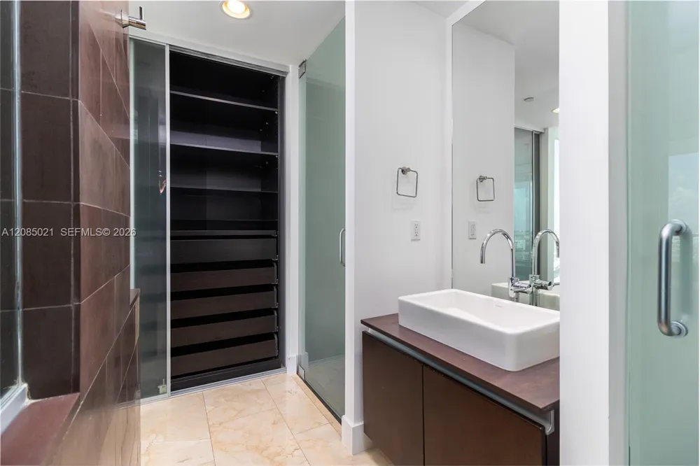 1040 Biscayne Blvd #1806 Miami, FL 33132