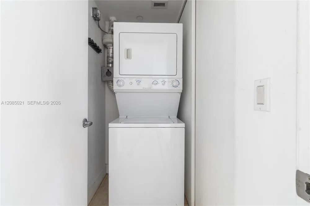 1040 Biscayne Blvd #1806 Miami, FL 33132
