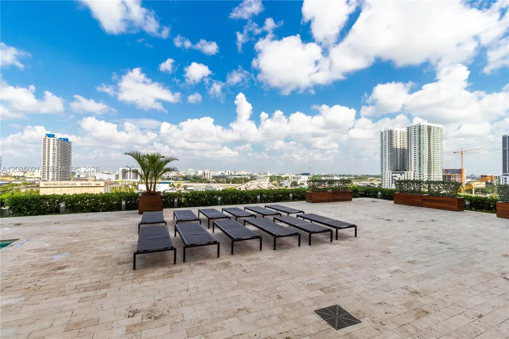 1040 Biscayne Blvd #1806 Miami, FL 33132