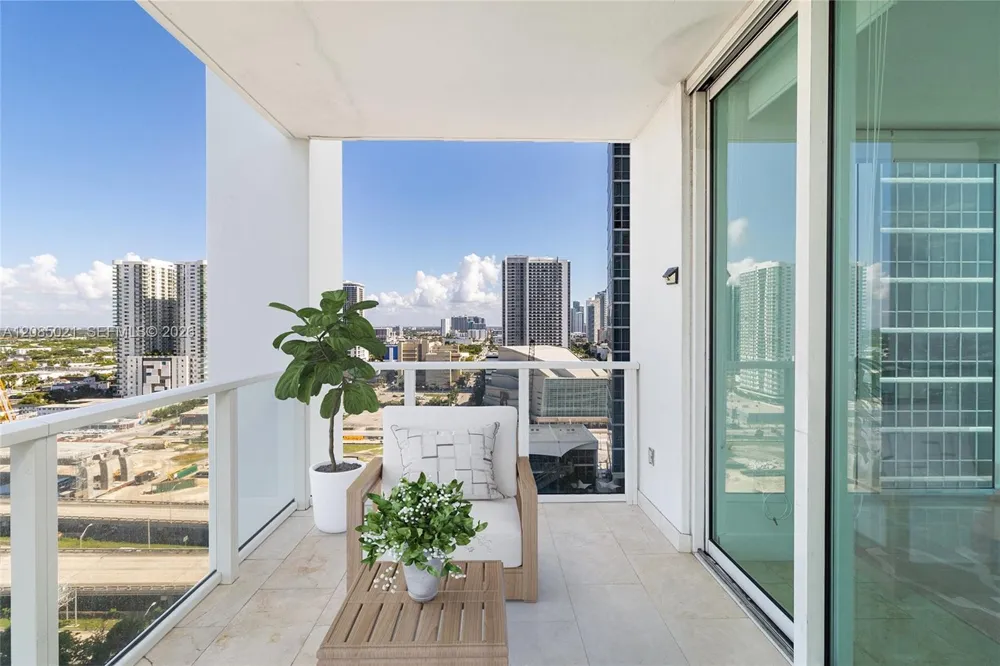 1040 Biscayne Blvd #1806 Miami, FL 33132