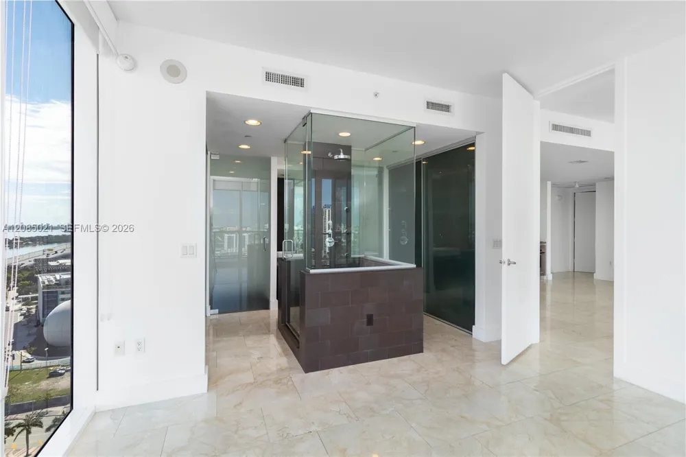 1040 Biscayne Blvd #1806 Miami, FL 33132